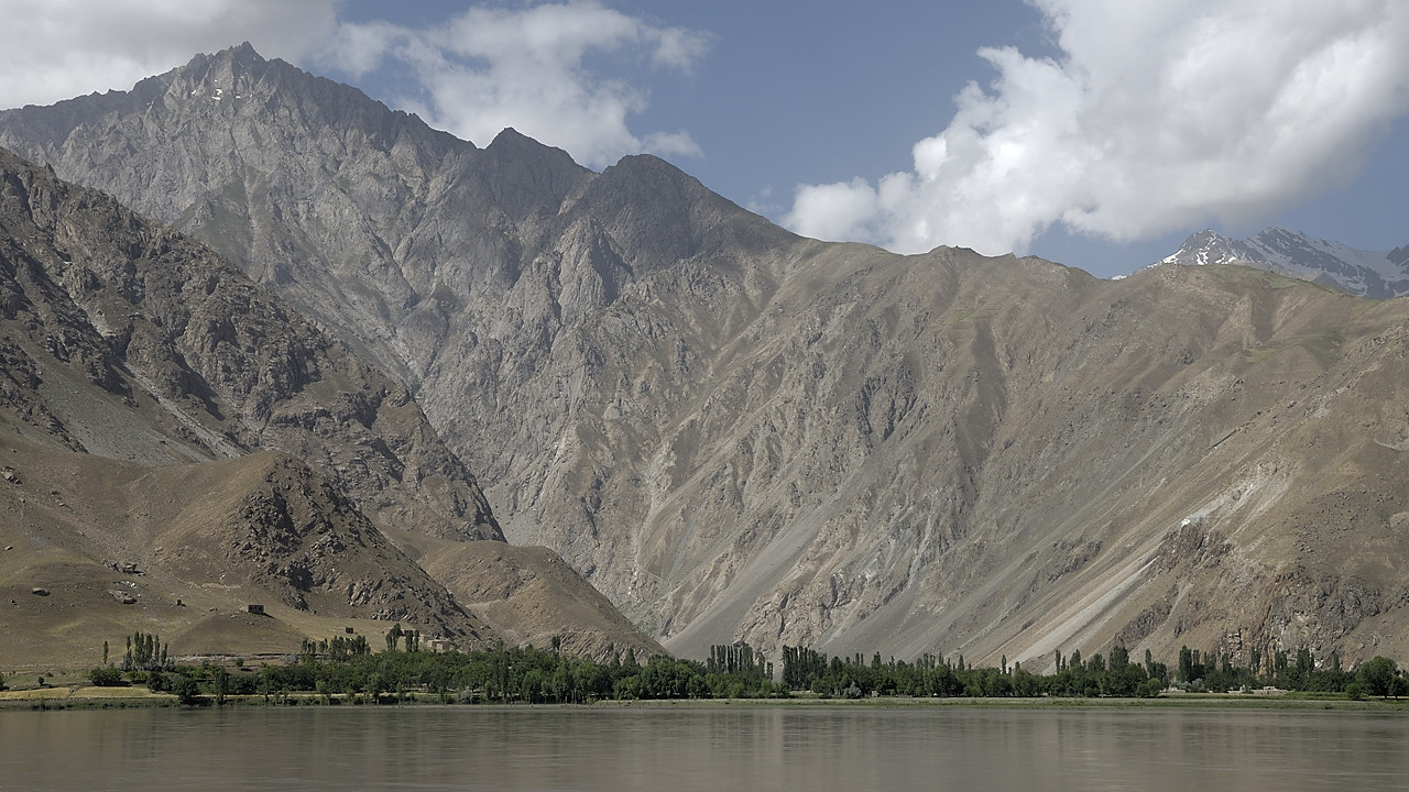 100723-03.jpg - La Panj, presque un lac entre Shidz et Derushan