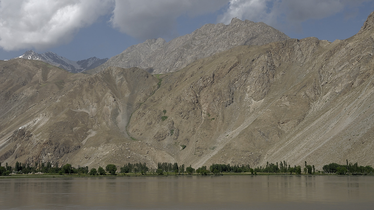 100723-04.jpg - La Panj, presque un lac entre Shidz et Derushan