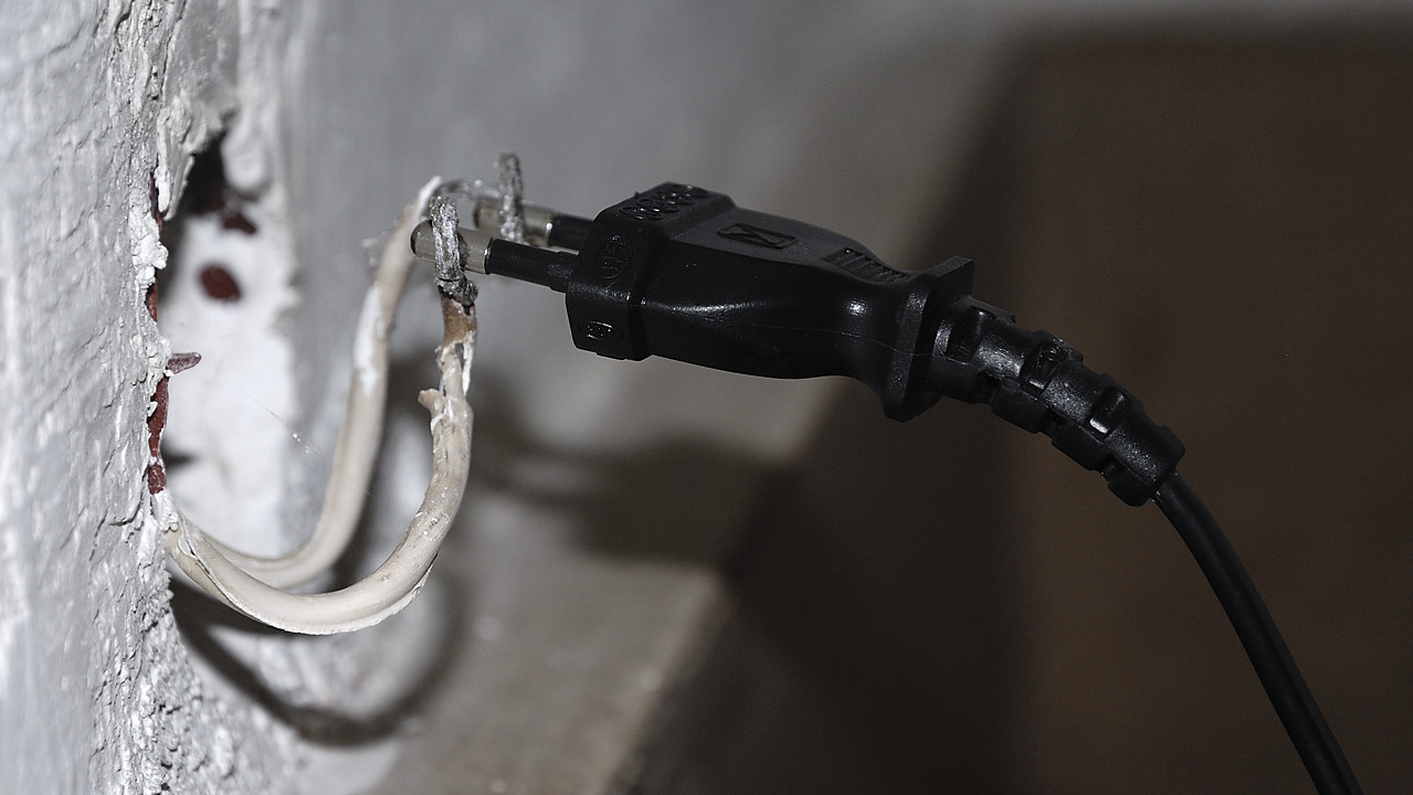 100724-09.jpg - Prise �lectrique Tadjique