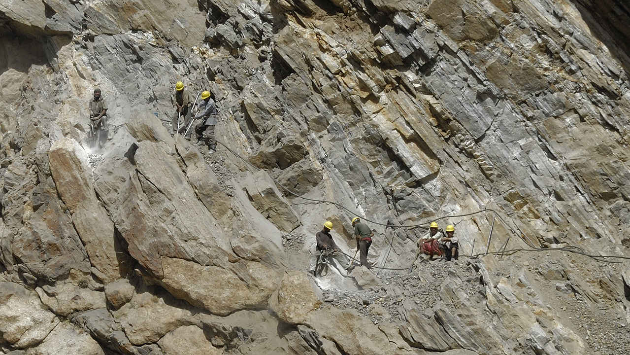 100727-08.jpg - Le long de la Panj : travaux c�t� afghan