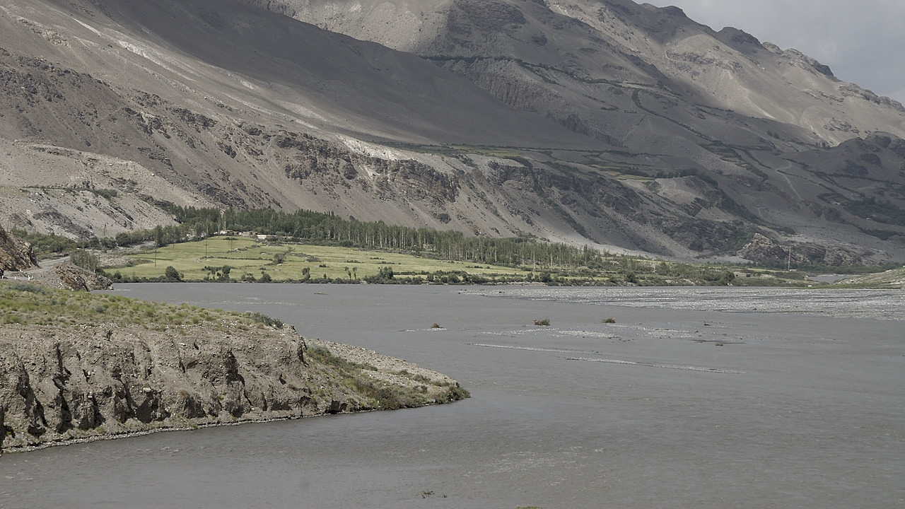 100811-01.jpg - Rivi�re Panj entre Ishkashim et Shitkharv