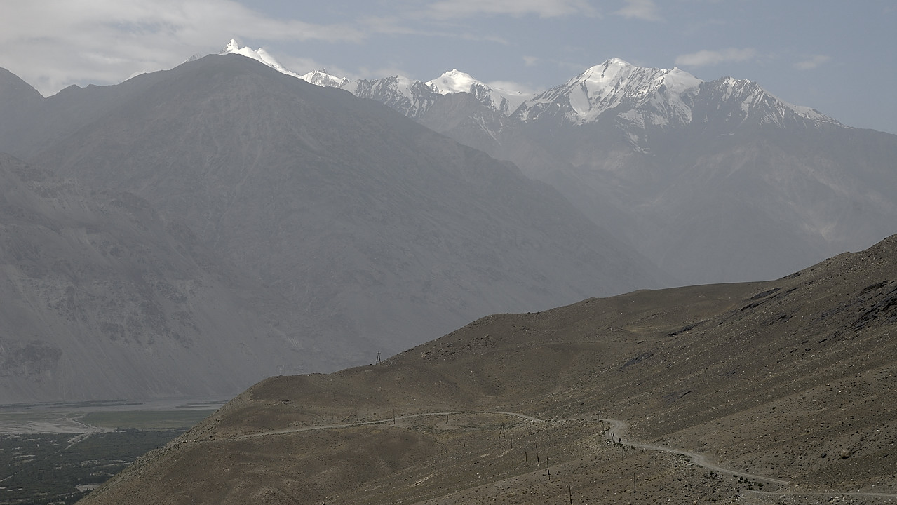 100813-01.jpg - Mont�e au Khargush Pass