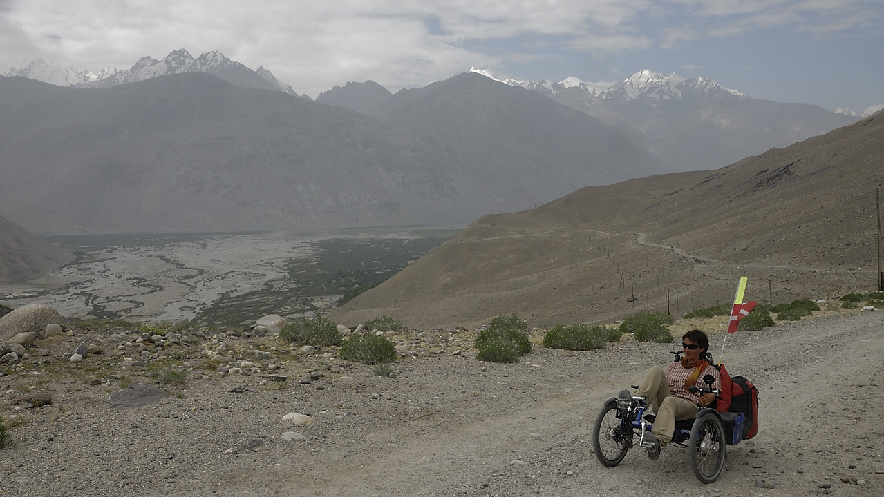 100813-02.jpg - Mont�e au Khargush Pass