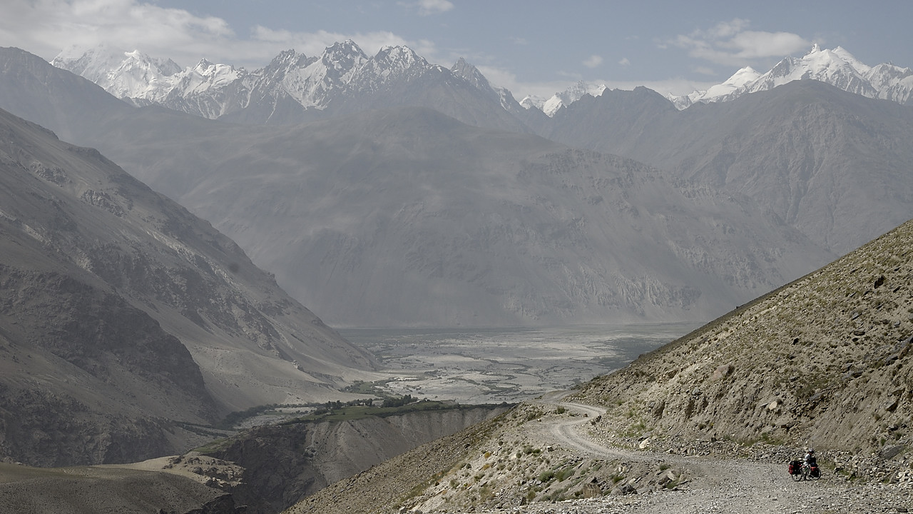 100813-05.jpg - Mont�e au Khargush Pass