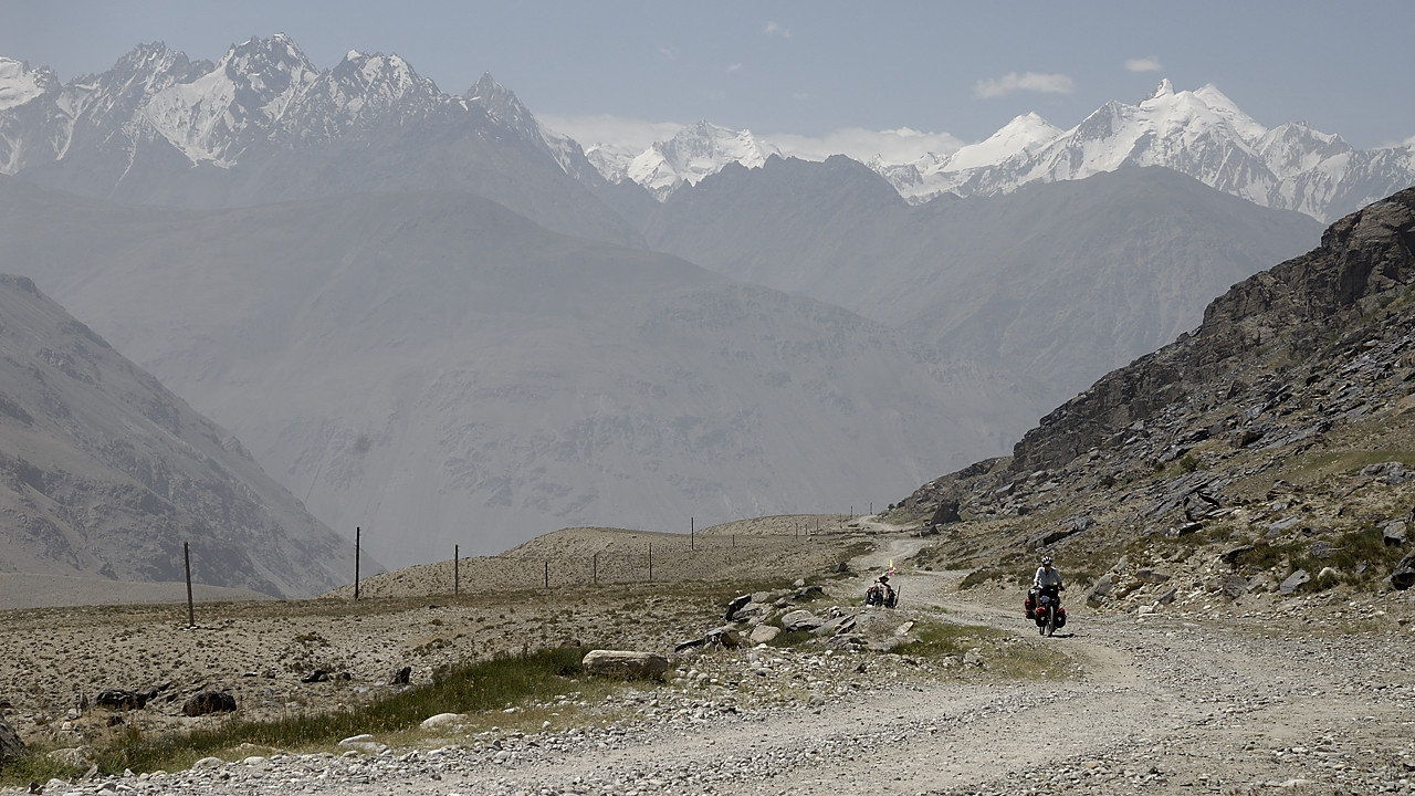 100813-07.jpg - Mont�e au Khargush Pass