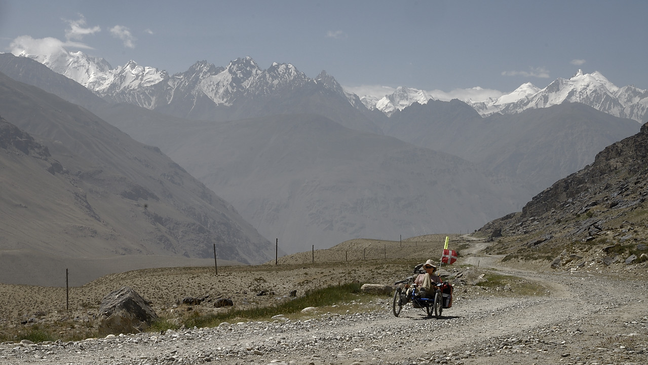 100813-09.jpg - Mont�e au Khargush Pass
