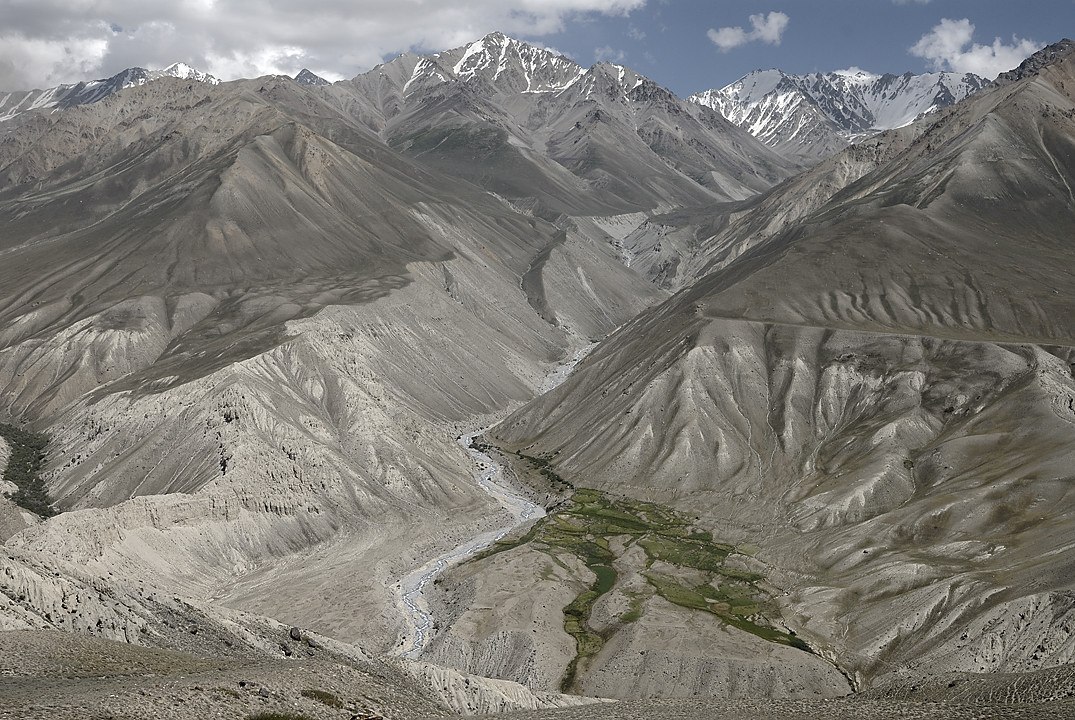 100813-11.jpg - Mont�e au Khargush Pass, village du c�t� afghan