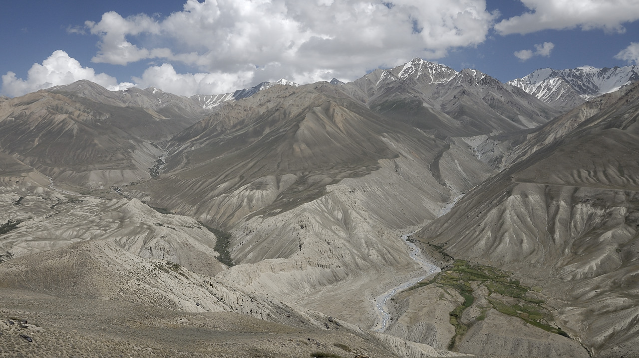 100813-12.jpg - Mont�e au Khargush Pass, village du c�t� afghan
