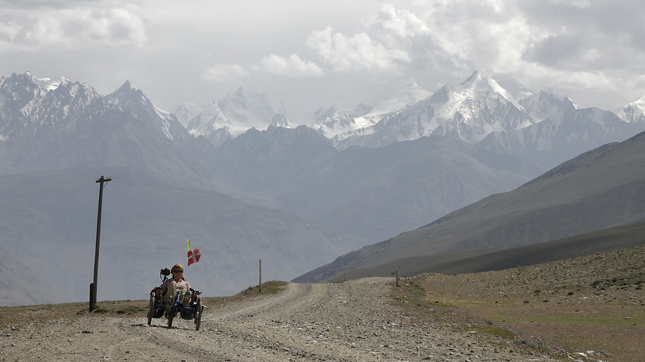 100813-17.jpg - Mont�e au Khargush Pass