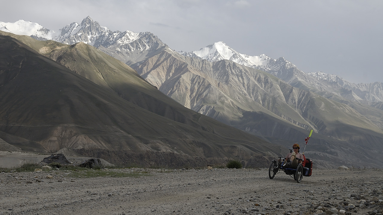 100813-24.jpg - Mont�e au Khargush Pass