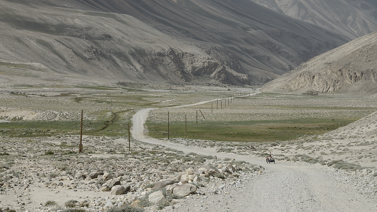 100814-01.jpg - Le long de la rivi�re Pamir en direction de Khargush