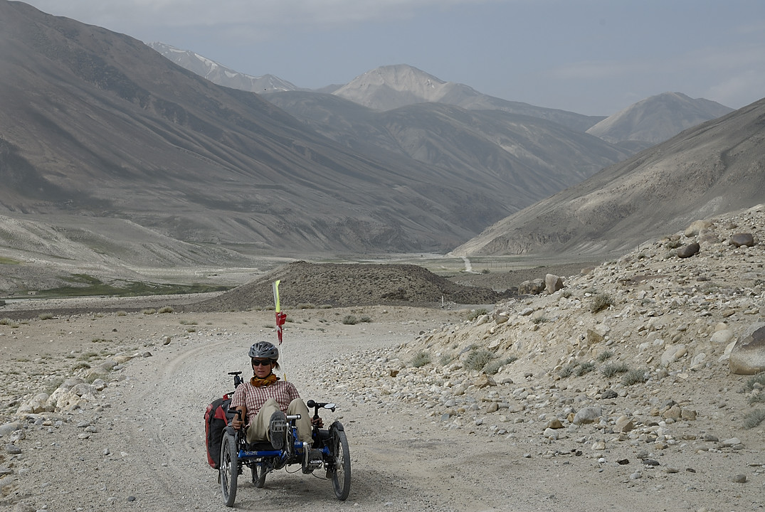 100814-04.jpg - Le long de la rivi�re Pamir en direction de Khargush