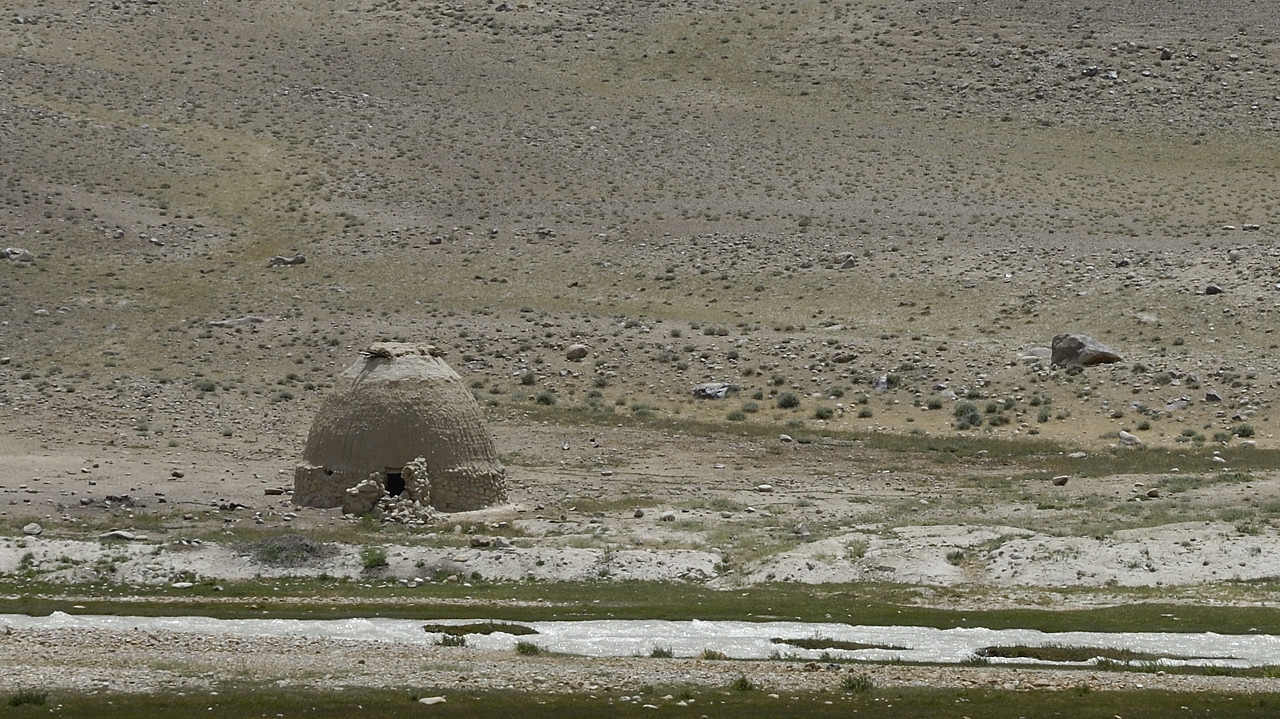 100814-09.jpg - Le long de la rivi�re Pamir en direction de Khargush