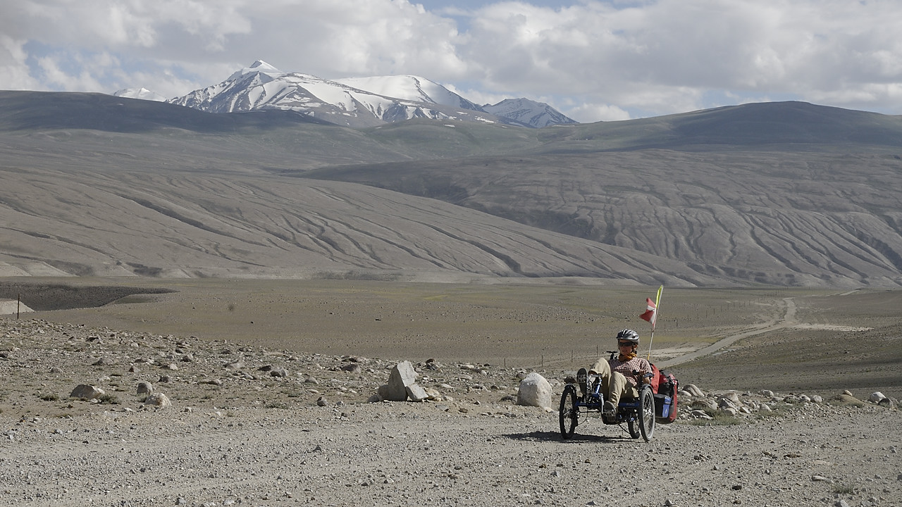 100814-16.jpg - Le long de la rivi�re Pamir en direction de Khargush