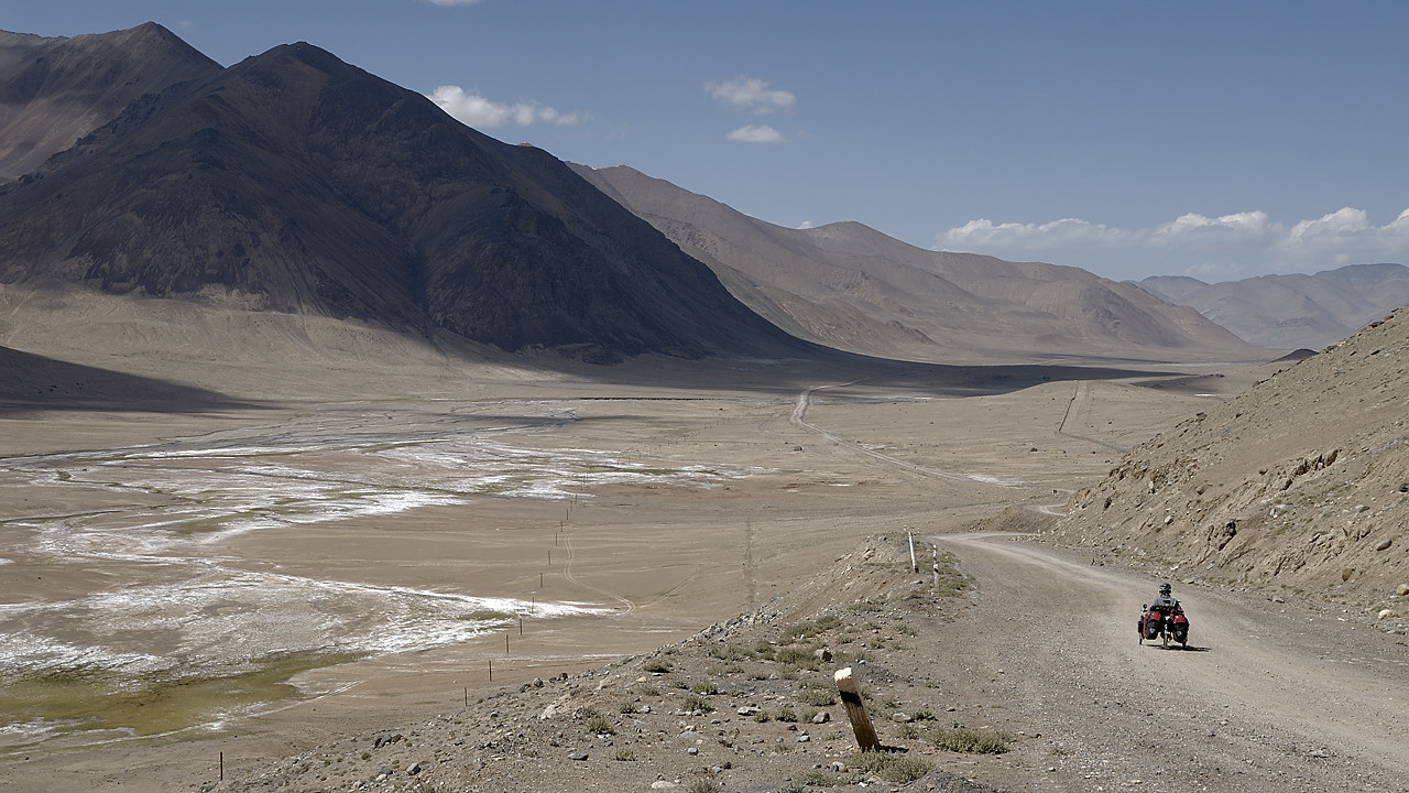 100820-20.jpg - Descente de l'Akbaital Pass au pont �croul� sur  la rivi�re Muzkol