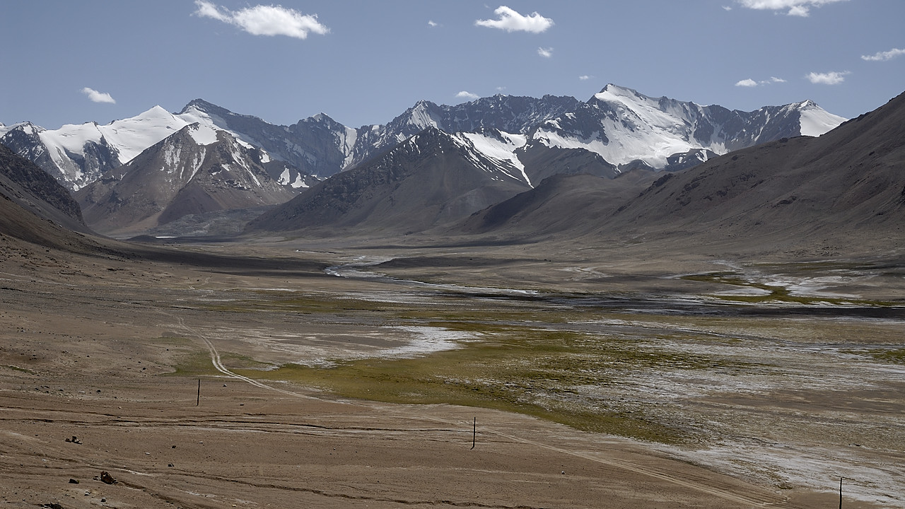 100820-21.jpg - Descente de l'Akbaital Pass au pont �croul� sur  la rivi�re Muzkol