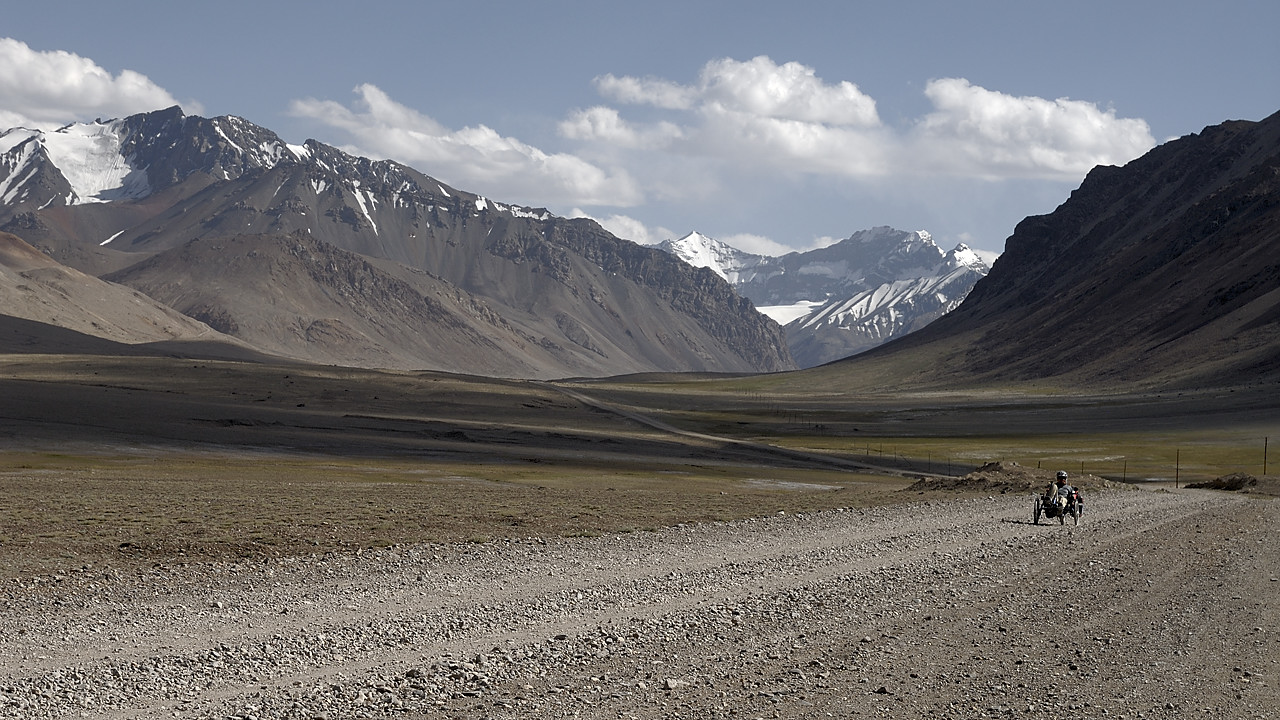100820-22.jpg - Descente de l'Akbaital Pass au pont �croul� sur  la rivi�re Muzkol