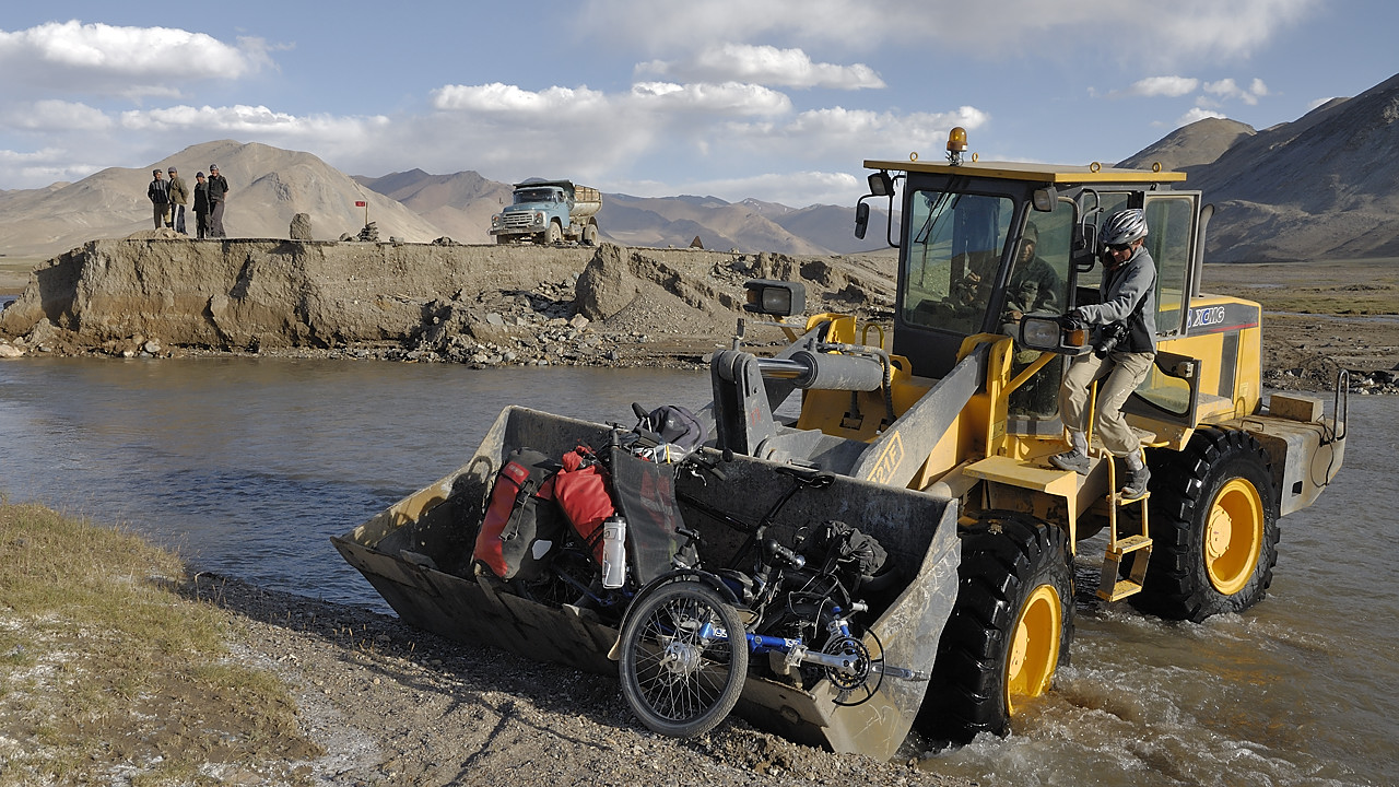 100820-28.jpg - Un peu d'aide pour la travers�e de la rivi�re