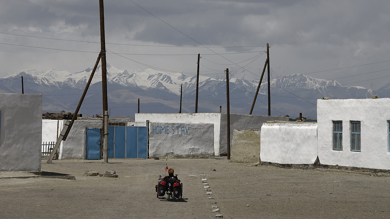 100821-17.jpg - Arriv�e � Karakul