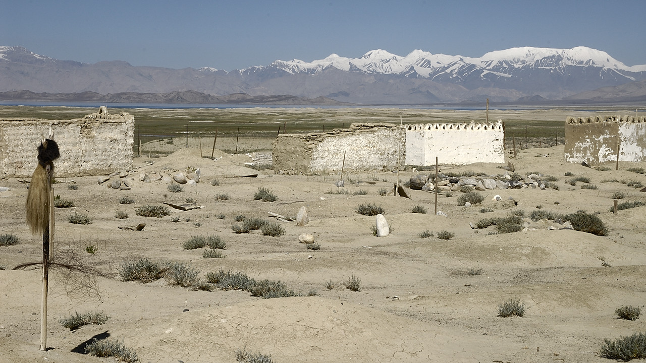 100822-21.jpg - Karakul, cimeti�re