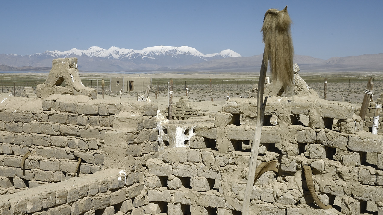 100822-22.jpg - Karakul, cimeti�re