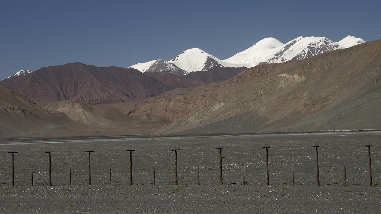 100822-29.jpg - En direction du Kizil Art, cloture �loignant de la fronti�re chinois