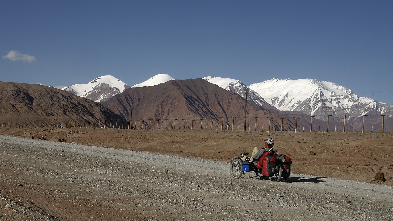 100822-31.jpg - En direction du Kizil Art, cloture �loignant de la fronti�re chinois