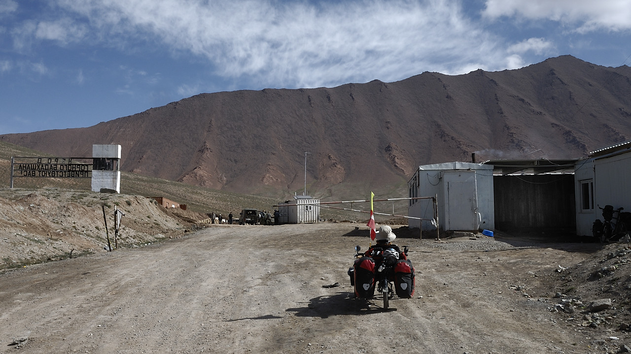 100823-07.jpg - Mont�e au Kizil Art, poste de douane