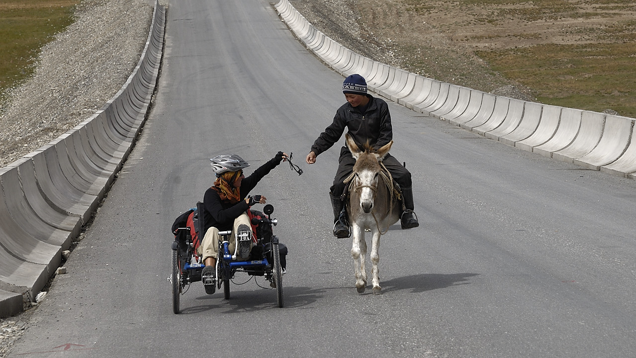 100826-08.jpg - Rencontre avec un jeune kirghize