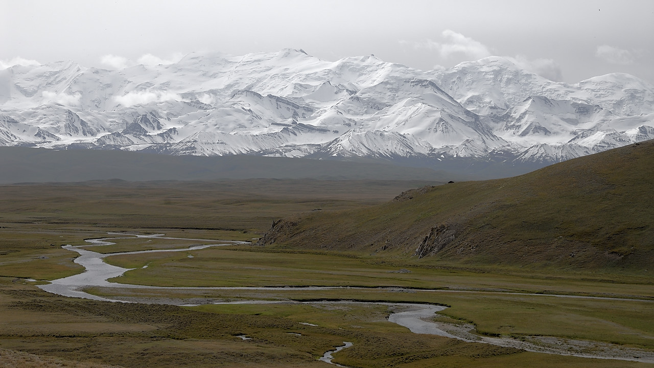 100826-12.jpg - Plaine aux pieds de la chaine des Khrebilt