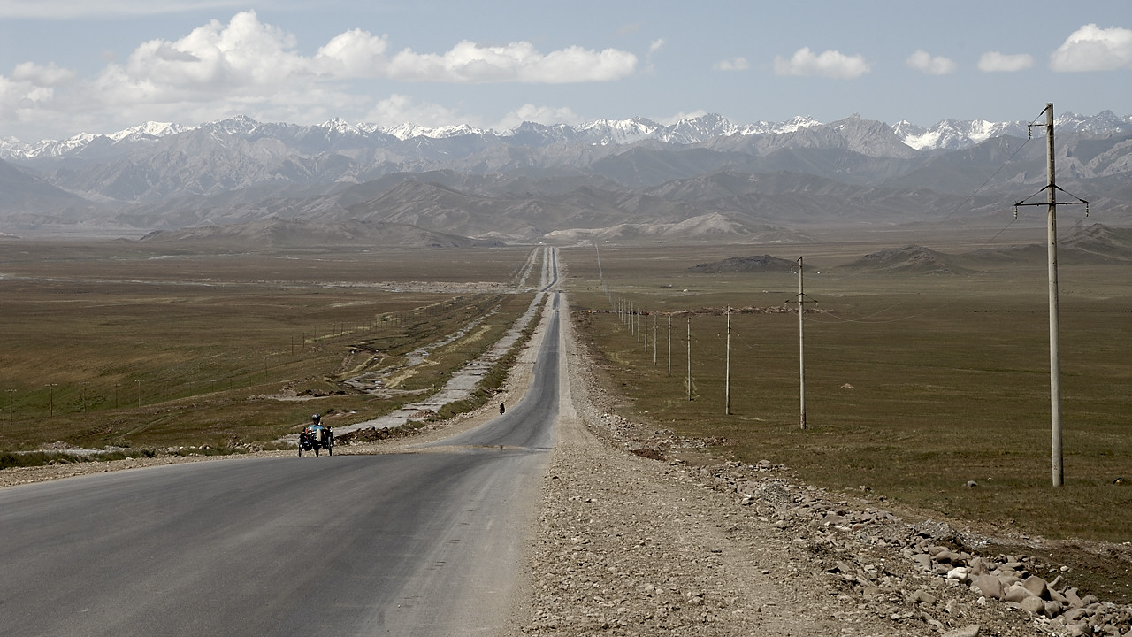 100826-14.jpg - Plaine aux pieds de la chaine des Khrebilt