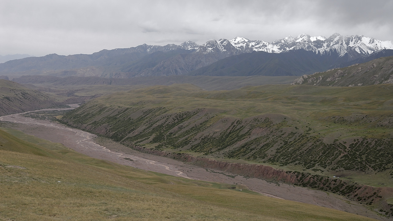100826-16.jpg - Plaine aux pieds de la chaine des Khrebilt
