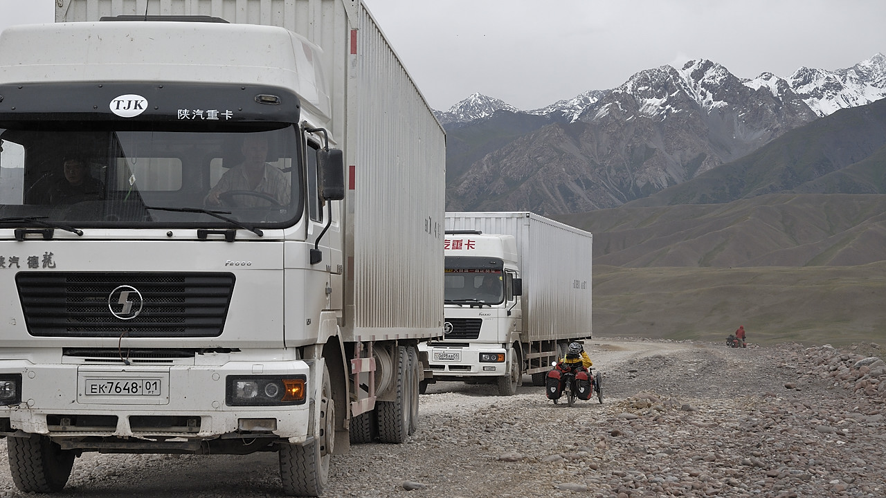 100826-20.jpg - Convoi de camions