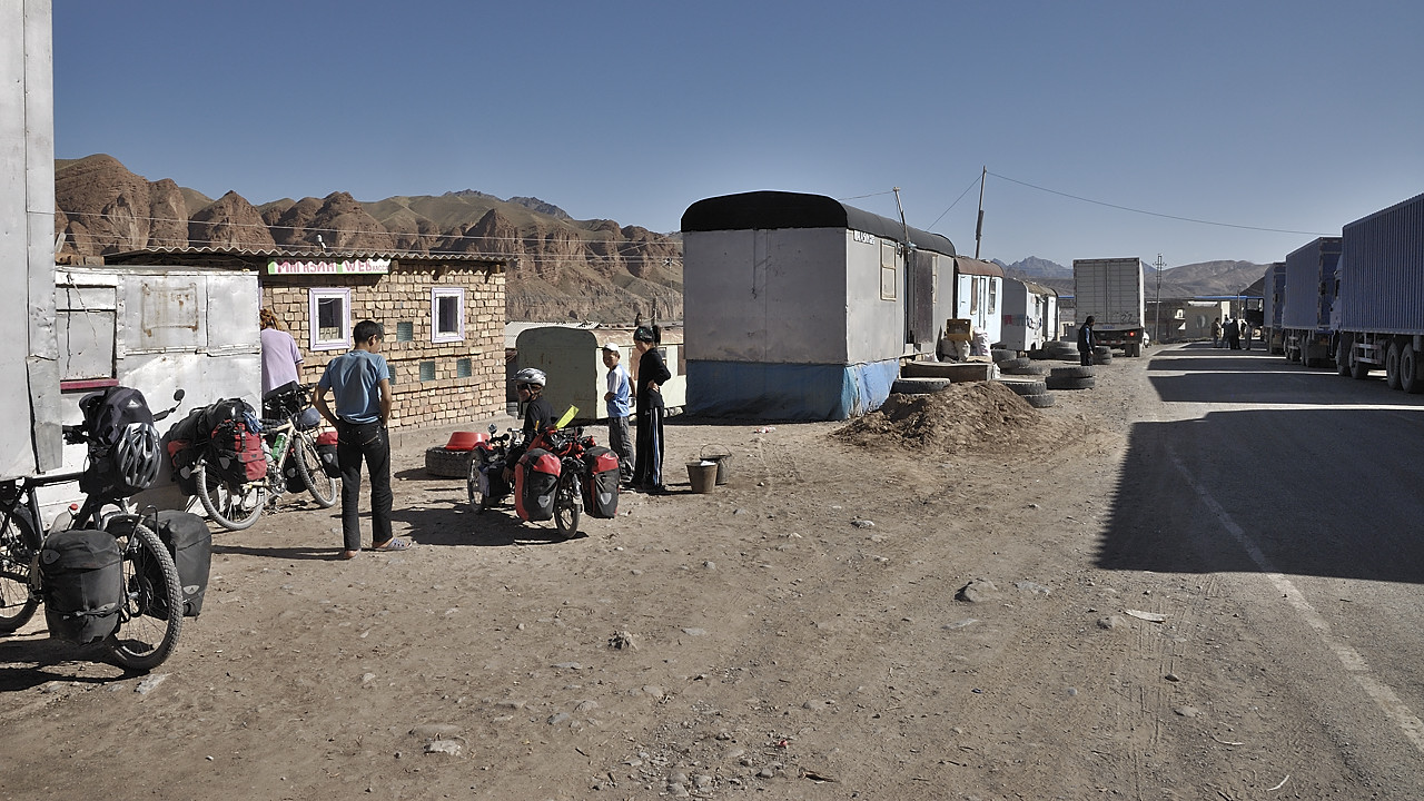 100827-06.jpg - Poste fronti�re d'Irkechtam