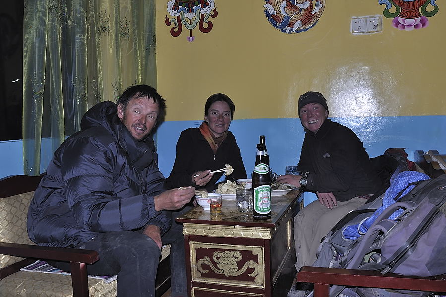 _DSC7506.jpg - Ali, libert� surveill�e. On trinque � nos amis de la PSB, notre prochain retour sur Kashgar et surtout au superbe parcours effectu� !!!