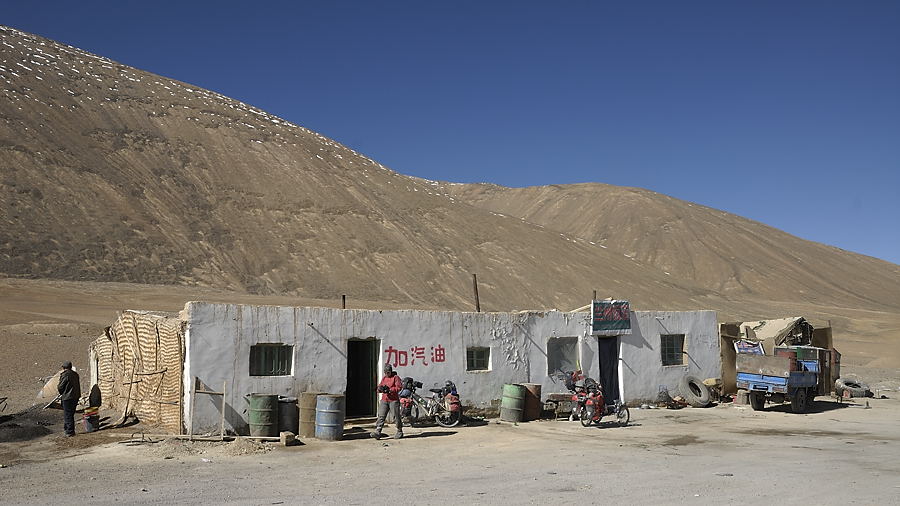 _PPB0282.jpg - Tielong, 3 maisons en dur, toutes la m�me sp�cialit� : restaurant/boutique/dortoir/m�canique camion