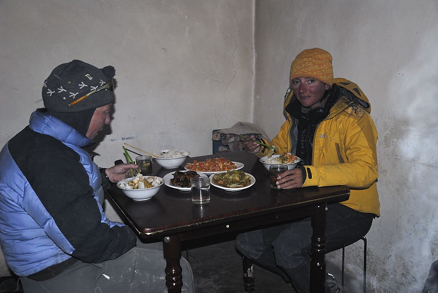 _PPB0373.jpg - Sumxi. Elles ne sont pas dans une cellule de prison mais au "restaurant" et profitent du meilleur repas de la travers�e