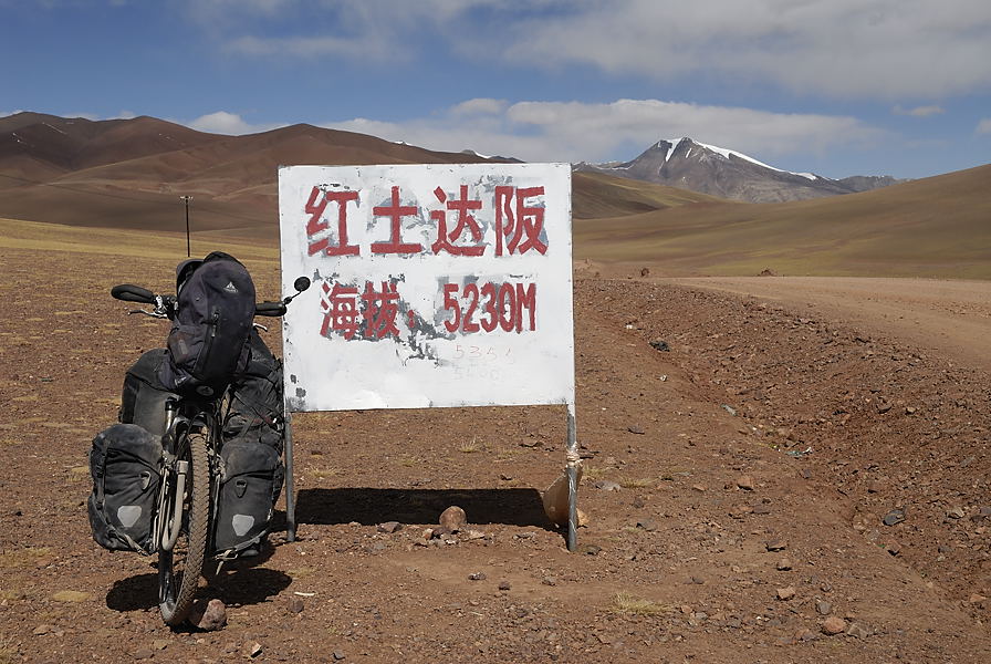 _PPB0382.jpg - Qieshan La (5400 m), plus haut col de la travers�e. Ce n'est pas le panneau qui compte pour l'altitude, c'est le GPS : 5400 m !!!!