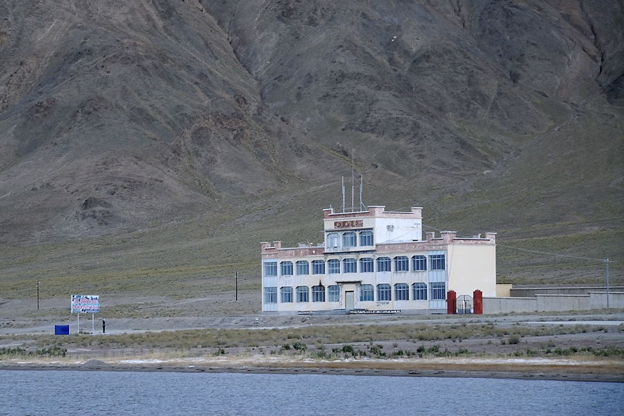_PPB0533.jpg - Pangong Tso : h�tel r�cent, ferm�, voire d�ja abandonn� et sur lequel nous comptions pour une journ�e repos ...