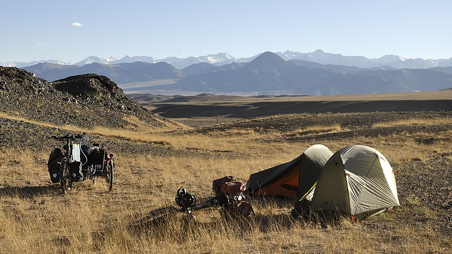 _PPB0613.jpg - A 6 Km d'Ali, dernier bivouac de cyclistes libres !