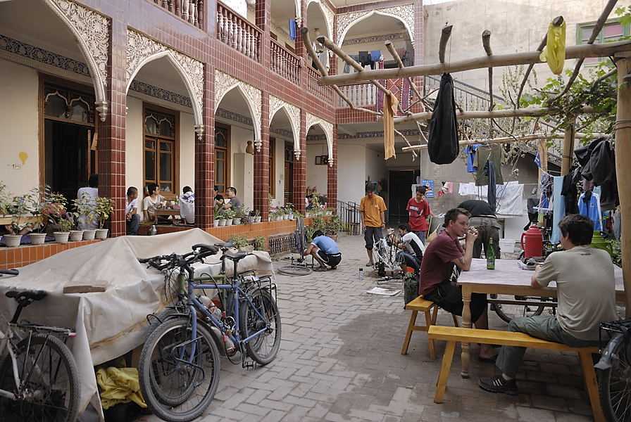 _PPB9761.jpg - Kashgar Youth Hostel : rep�re de cyclistes