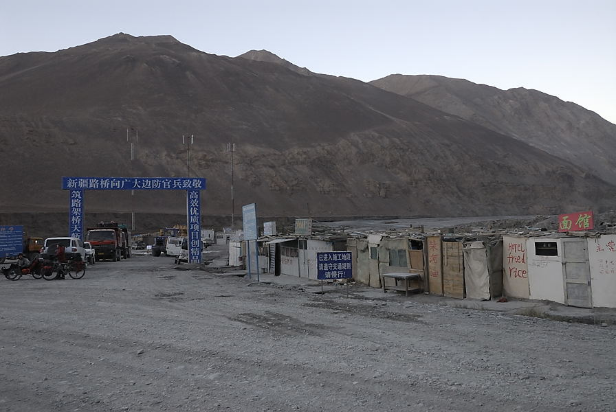 _PPB9836.jpg - Mazar, comme la plupart des villages qui suivront : quelques baraques qui servent de relais aux camionneurs... ainsi qu'aux cyclistes