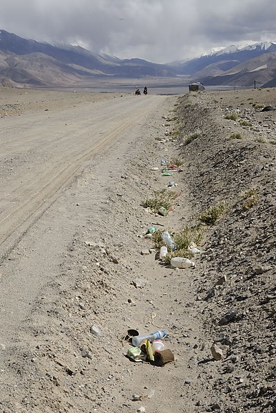 _PPB9953.jpg - Kosbell Pass : ce n'est pas une poubelle, juste une route sur le bord de laquelle se sont arr�t�es quelques voitures...