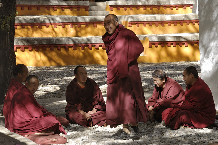 _PPB0759.jpg - Lhassa  -  Monast�re de Sera : Joutes oratoires entre moines