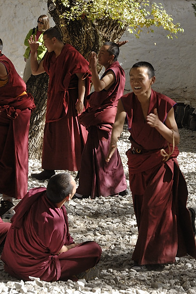 _PPB0762.jpg - Lhassa  -  Monast�re de Sera : Joutes oratoires entre moines