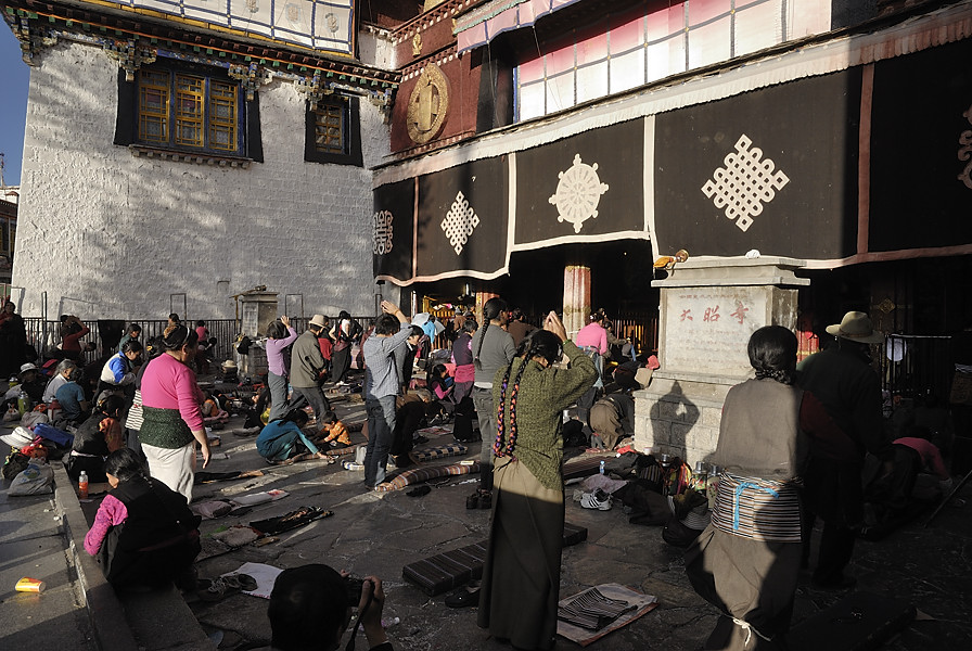 _PPB0803.jpg - Lhassa - Devant le Jokang
