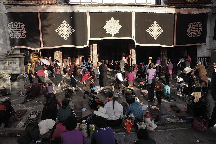 _PPB0805.jpg - Lhassa - Devant le Jokang