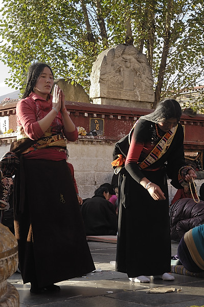 _PPB0813.jpg - Lhassa - Devant le Jokang