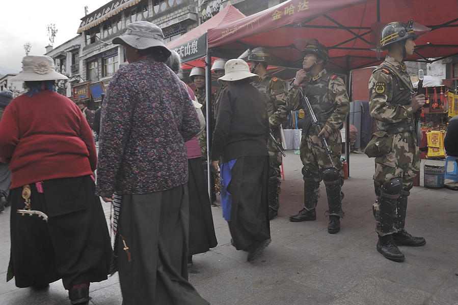 _PPB0861.jpg - Lhassa : autour du Jokang, l'arm�e chinoise veille