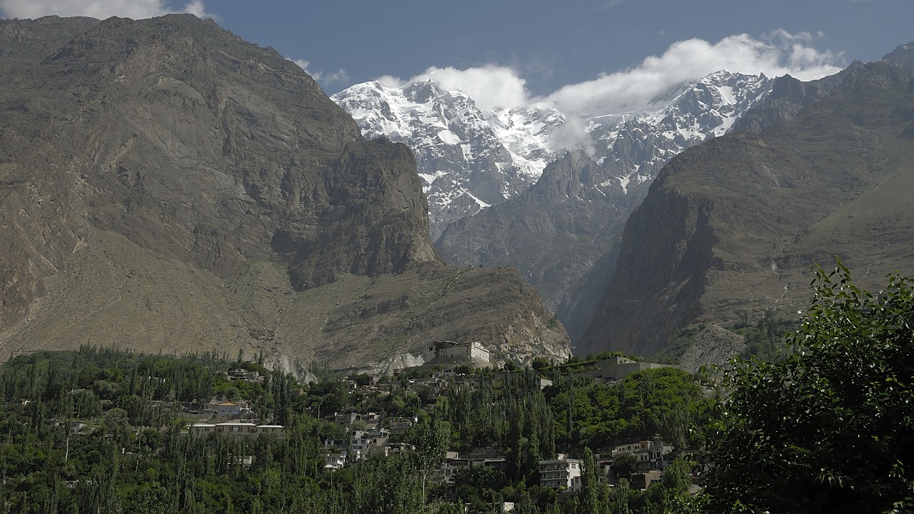 120801-094945.jpg - Baltit Fort et sommets au dessus de Karimabad